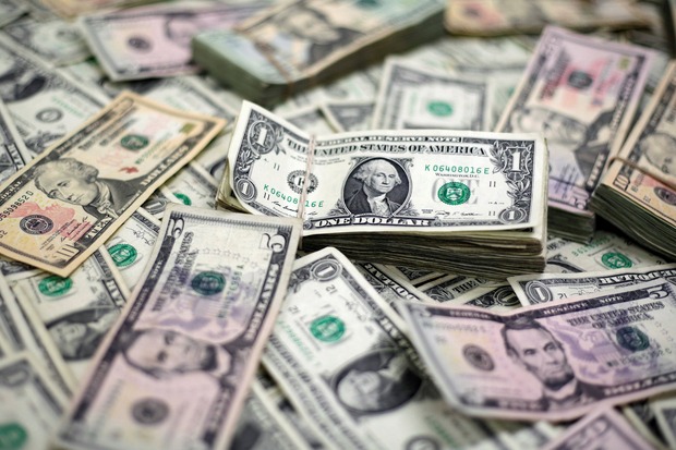Dólar opera em queda, após atingir maior cotação do ano (Reuters)