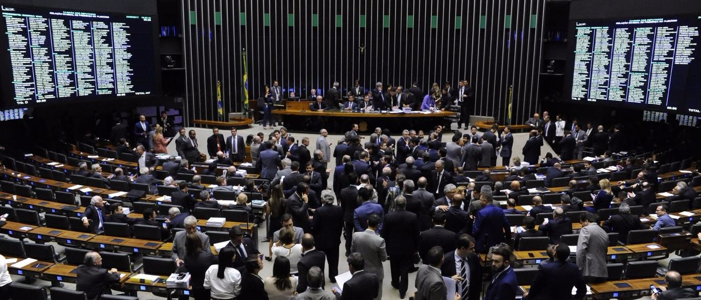 Oposição não chega a consenso sobre presença em sessão da denúncia Oposição avalia como será a presença na sessão da câmara amanhã.