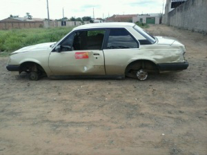 O veiculo teve os pneus furtados e foi completamente depredado.(Foto:Repórter News)