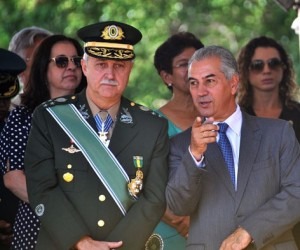 Comandante do CMO junto ao Governador, Reinaldo Azambuja, durante desfile - Álvaro Rezende