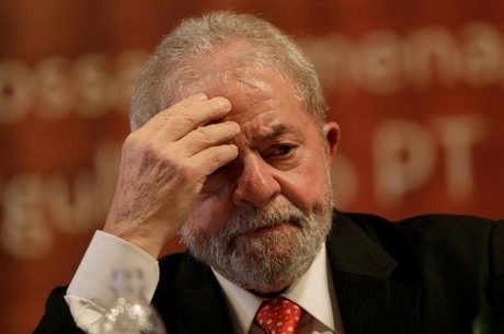 Datafolha aponta que 53% querem Lula preso e 43% dizem que ex-presidente não vai disputar eleição Datafolha aponta que 53% querem Lula preso e 43% dizem que ex-presidente não vai disputar eleição