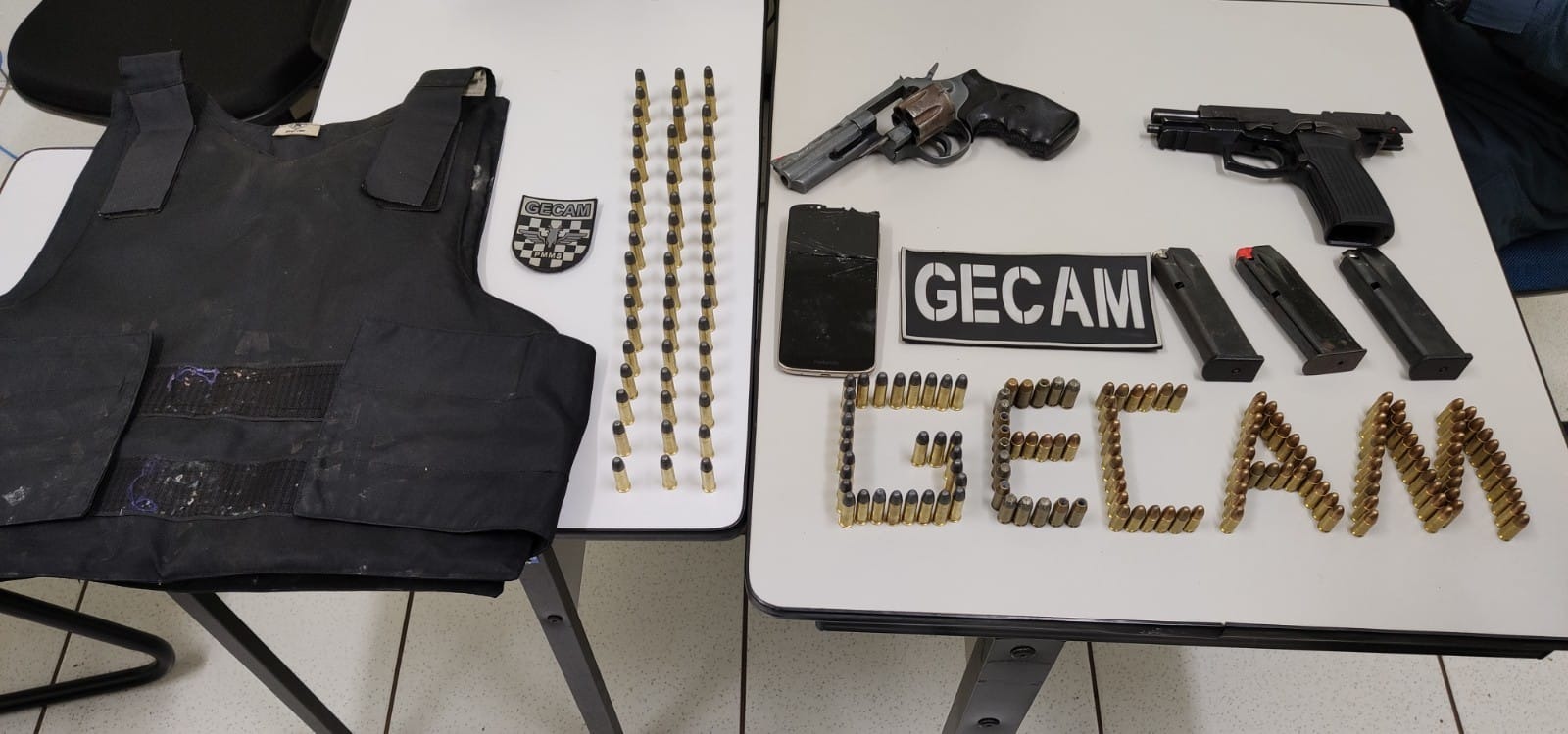 PM encontra armas, munições e colete a prova de balas em casa de membro de facção criminosa