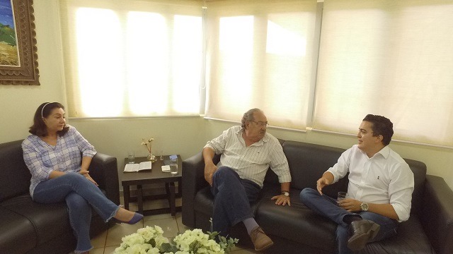 Prefeita Délia Razuk, secretário de Saúde Renato Vidigal e presidente da Funpema, Eduardo Marcondes esclarecem sobre atendimentos na Fundação. Foto:Assecom