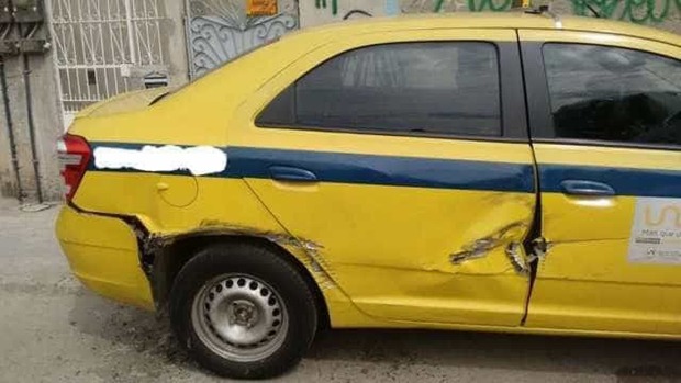 Blindados da PM danificam casas e carros em favela do Rio (Divulgação)
