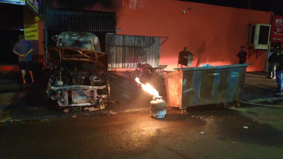 Incêndio durante a noite em depósito de açougue deixa três veículos destruídos