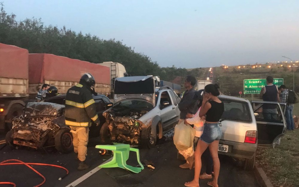 Acidente grave entre carros deixa dois mortos no anel viário de Campo Grande