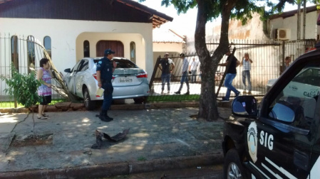 Carro invade residência a mata cadeirante em Dourados Carro invade residência a mata cadeirante em Dourados