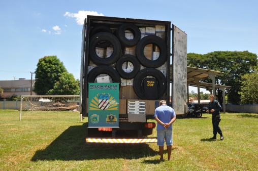 PM e DOF realizam apreensão de caminhão com mercadorias contrabandeadas PM/Divulgação