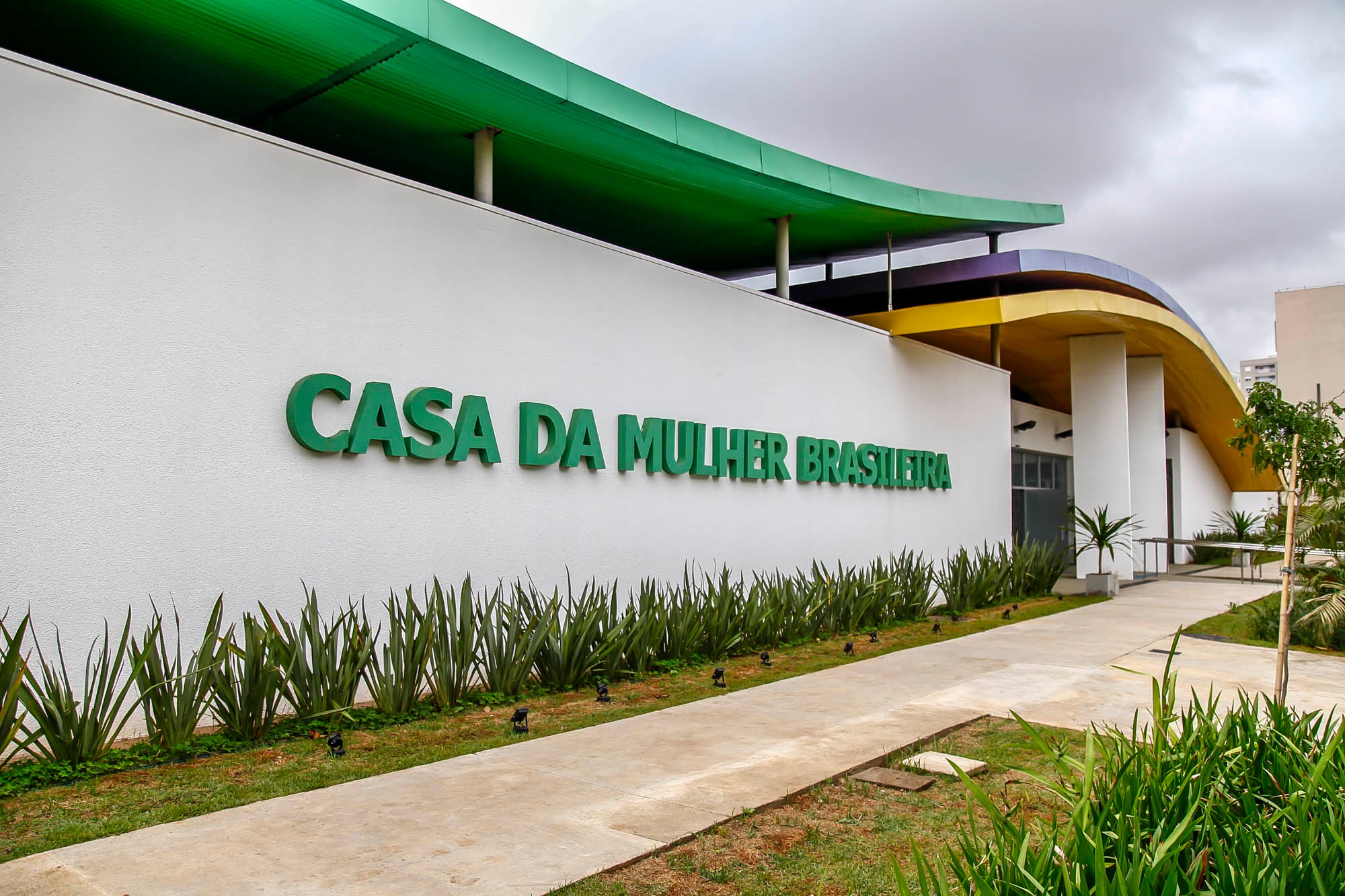 Mulher chama polícia depois de descobrir que seu ex-marido rastreava seu carro Divulgação