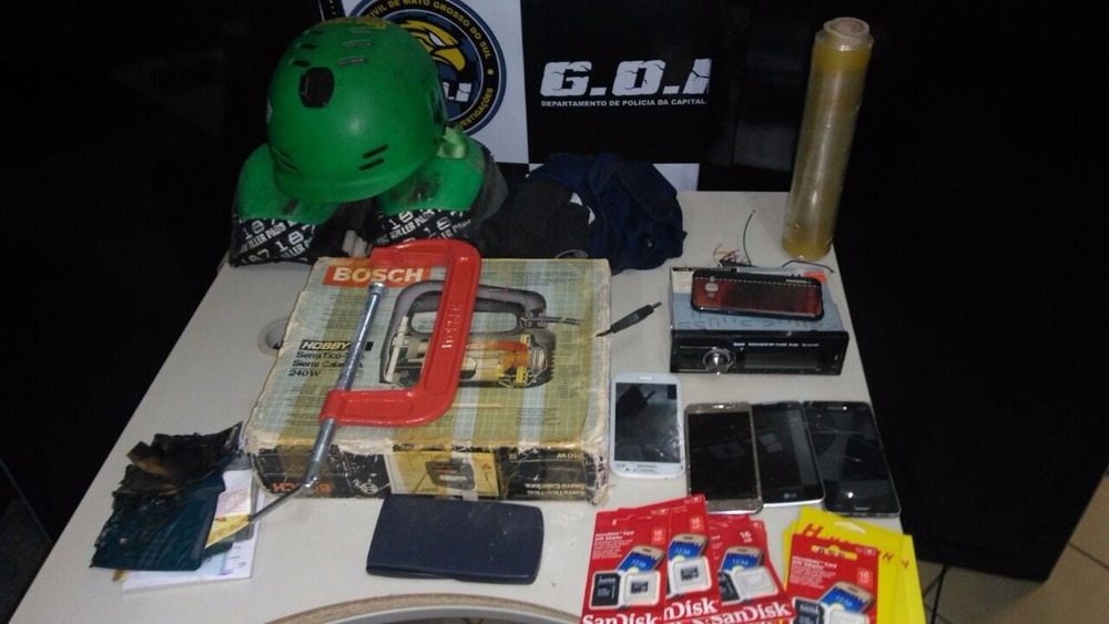 Casal é rendido por ladrões armados e tem carro roubado Celulares e eletrônicos recuperados na casa de assaltantes em Campo Grande (Foto: Osvaldo Nóbrega)