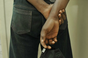 Um dos integrantes da quadrilha apreendido na delegacia. (Foto: Alcides Neto)