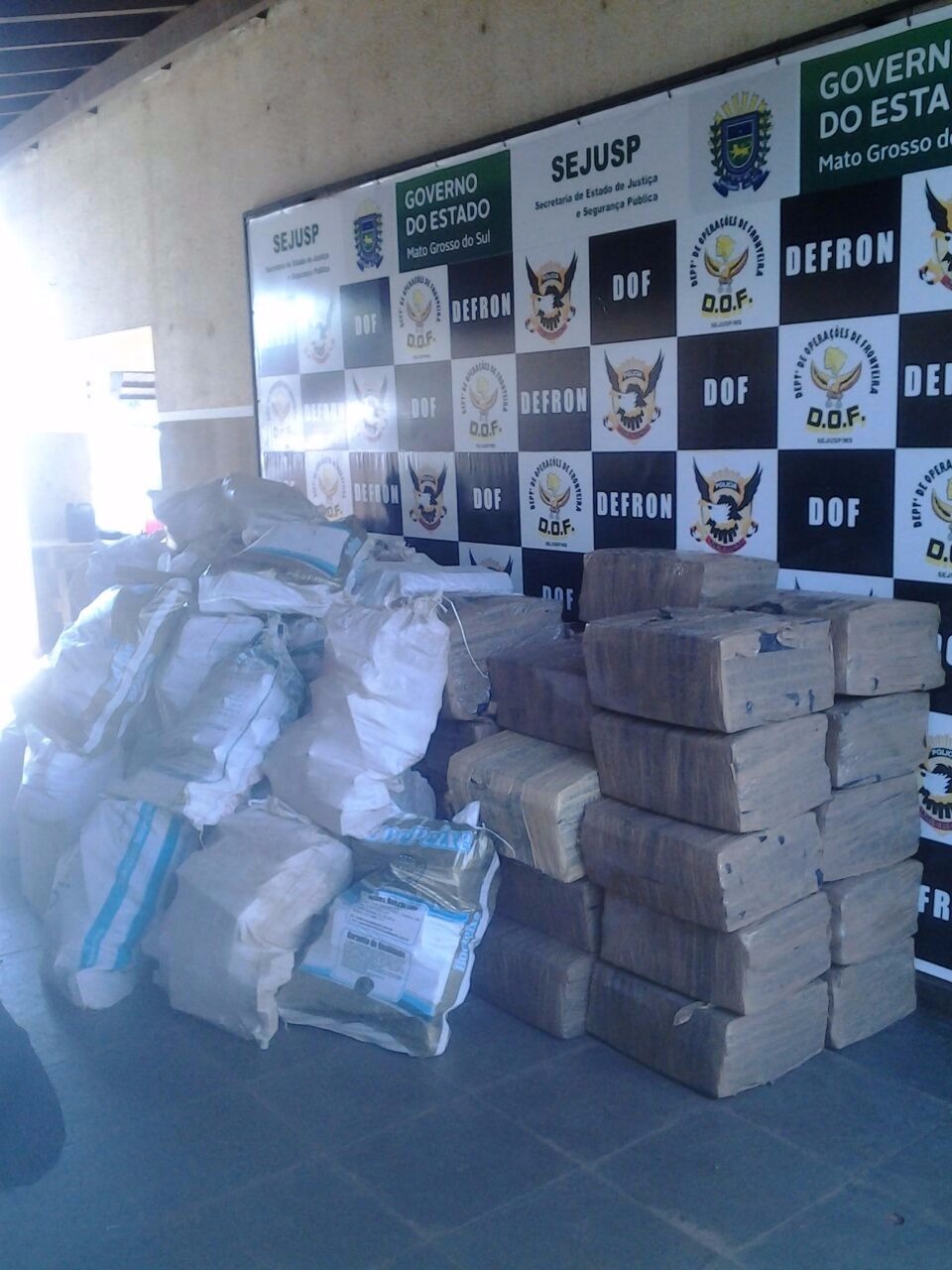 DOF encontra 2 toneladas de droga em banheiro de oficina