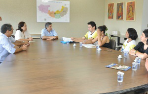 O prefeito recebeu os educadores na manhã de hoje para apresentação de proposta (Foto: A. Frota)
