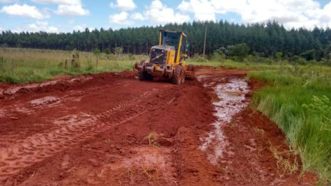 Recuperação de estradas chega a Itahum e vai às aldeias de Dourados Uma das equipes da prefeitura atende assentamento Lagoa Grande, em Itahum – Assecom