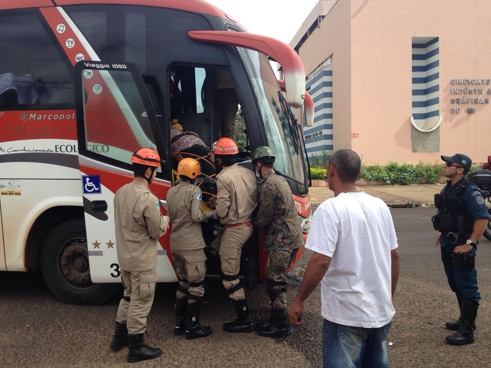 Vítima é socorrida pelo Corpo de Bombeiros em MS (Foto: Osvaldo Nóbrega)