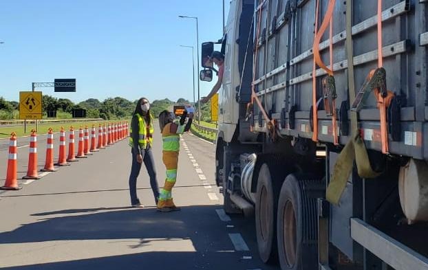 Motoristas também recebem um kit com itens de alimentação e higienização.