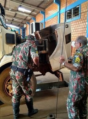 Jibóia de dois metros é capturada entre motor e chassi de caminhão
