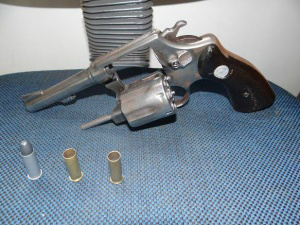 Menor se apresenta como autor de disparos que mataram ‘loucura’ Arma utilizada por adolescente durante o crime que matou Loucura - (Foto: Osvaldo Duarte)