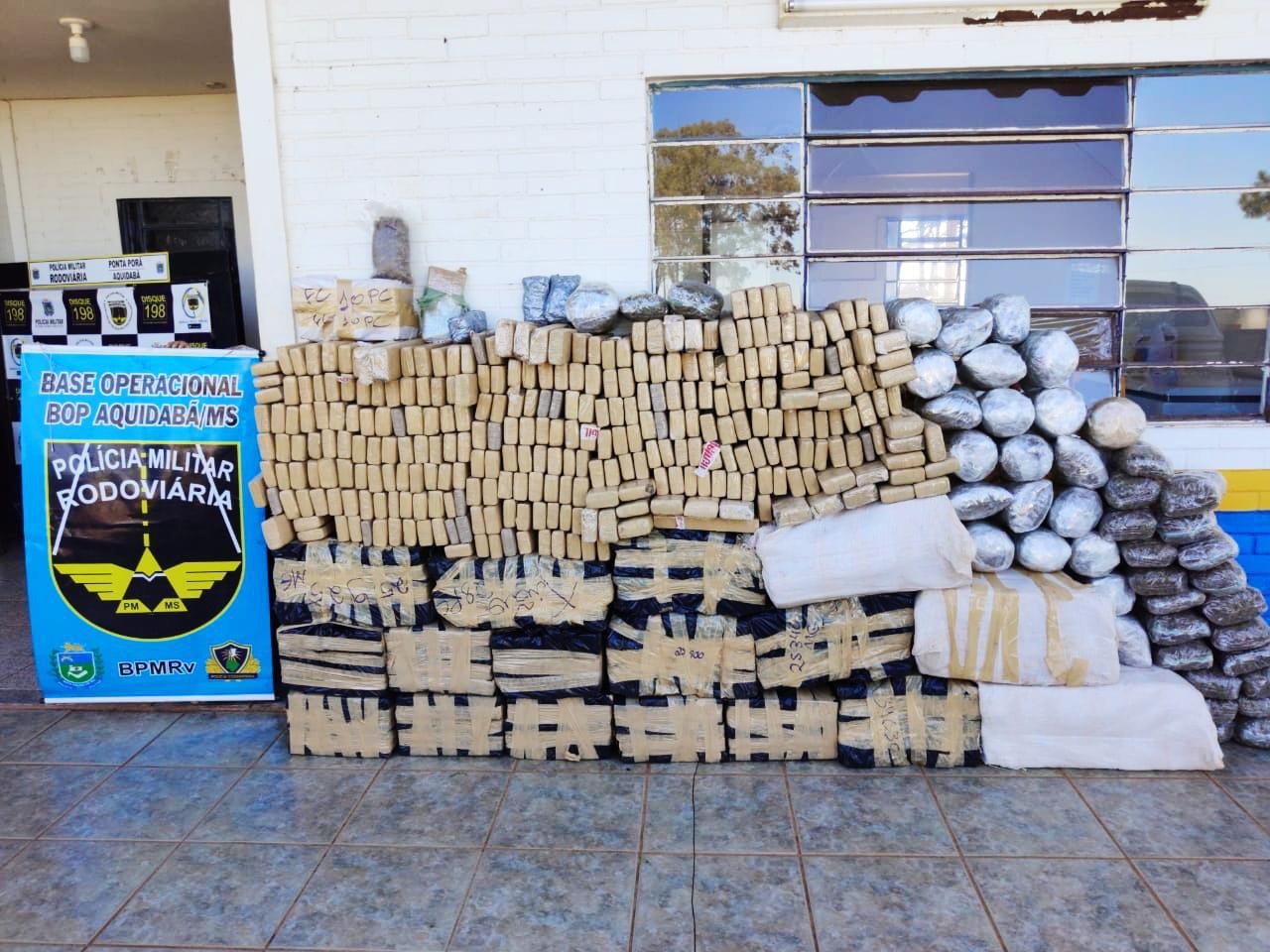 Traficante em fuga, abandona carro com mais de 700 quilos de drogas Traficante em fuga, abandona carro com mais de 700 quilos de drogas