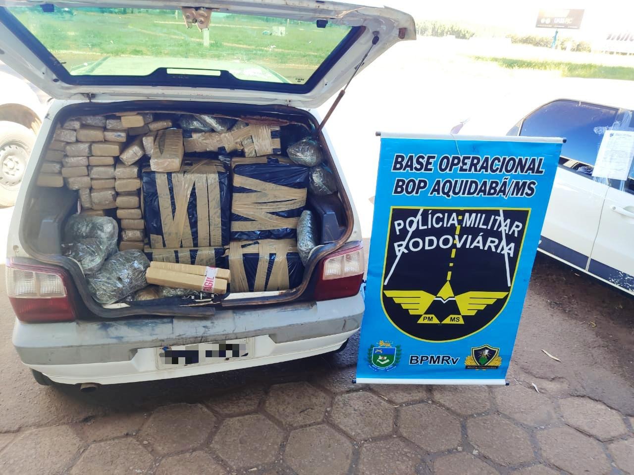 Traficante em fuga, abandona carro com mais de 700 quilos de drogas Traficante em fuga, abandona carro com mais de 700 quilos de drogas