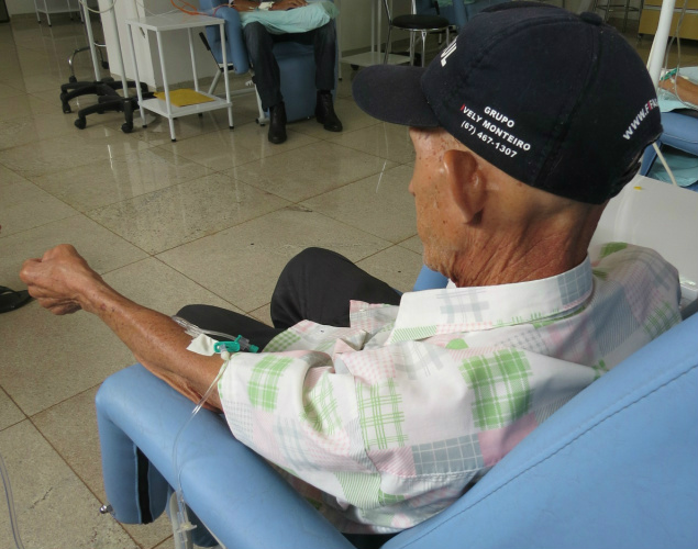 Paciente com câncer de próstata durante tratamento no Hospital do Câncer de Dourados (Foto: Thalyta Andrade)