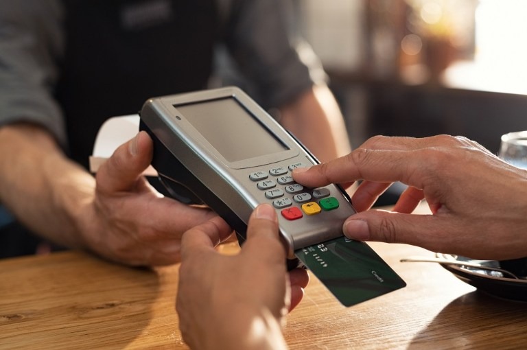 Compras com cartões sobem 18% e somam R$ 850 bi no 1º semestre Compras com cartões sobem 18% e somam R$ 850 bi no 1º semestre