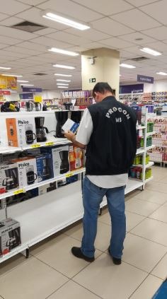 Loja é autuada por venda de produtos vencidos e publicidade enganosa Divulgação/Procon