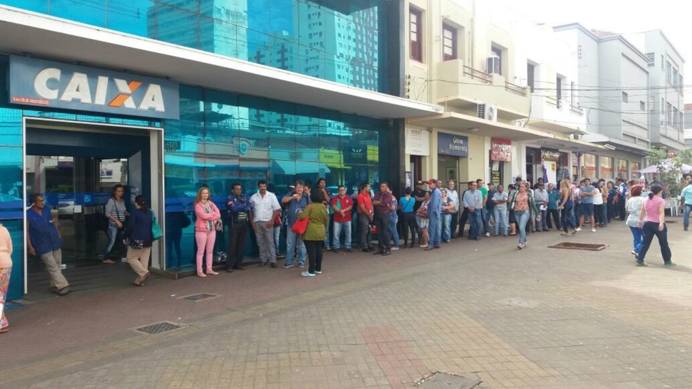 Procon notifica agências da Caixa Econômica por aglomeração Procon notifica agências da Caixa Econômica por aglomeração