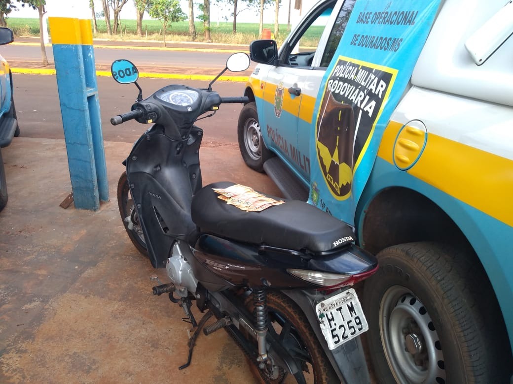Dois são presos com moto furtada e R$ 800 em notas falsas