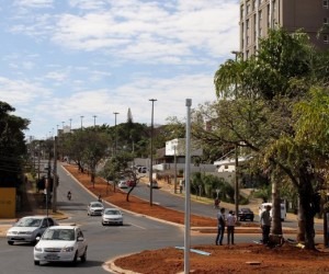 Rotatória da Via Park começou a receber instalação de semáforos - Divulgação
