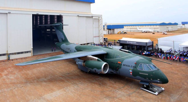 Avião cargueiro Embraer KC-390 saindo da linha de produção da Embraer. Gerson Fujiki/21.out.2014/Embraer