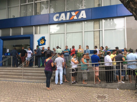 Fila na Caixa Econônica começou cedo na cidade do Vale do Aço (Foto: Patrícia Belo)