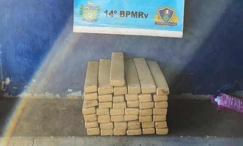Dupla é presa com carregamento de maconha na BR-376 Dupla é presa com carregamento de maconha na BR-376