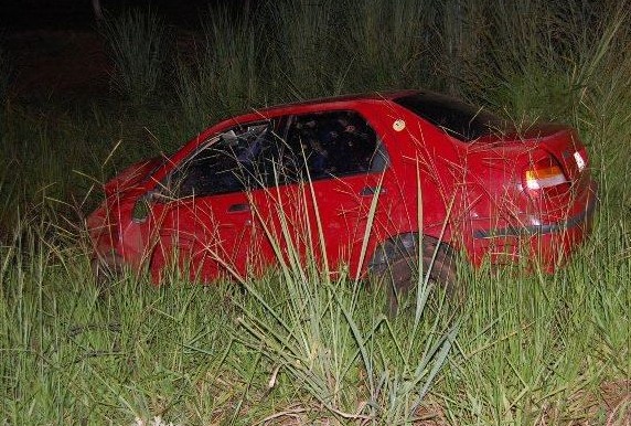 Carro ficou com frente destruída após descer barranco (Ivi Notícias)