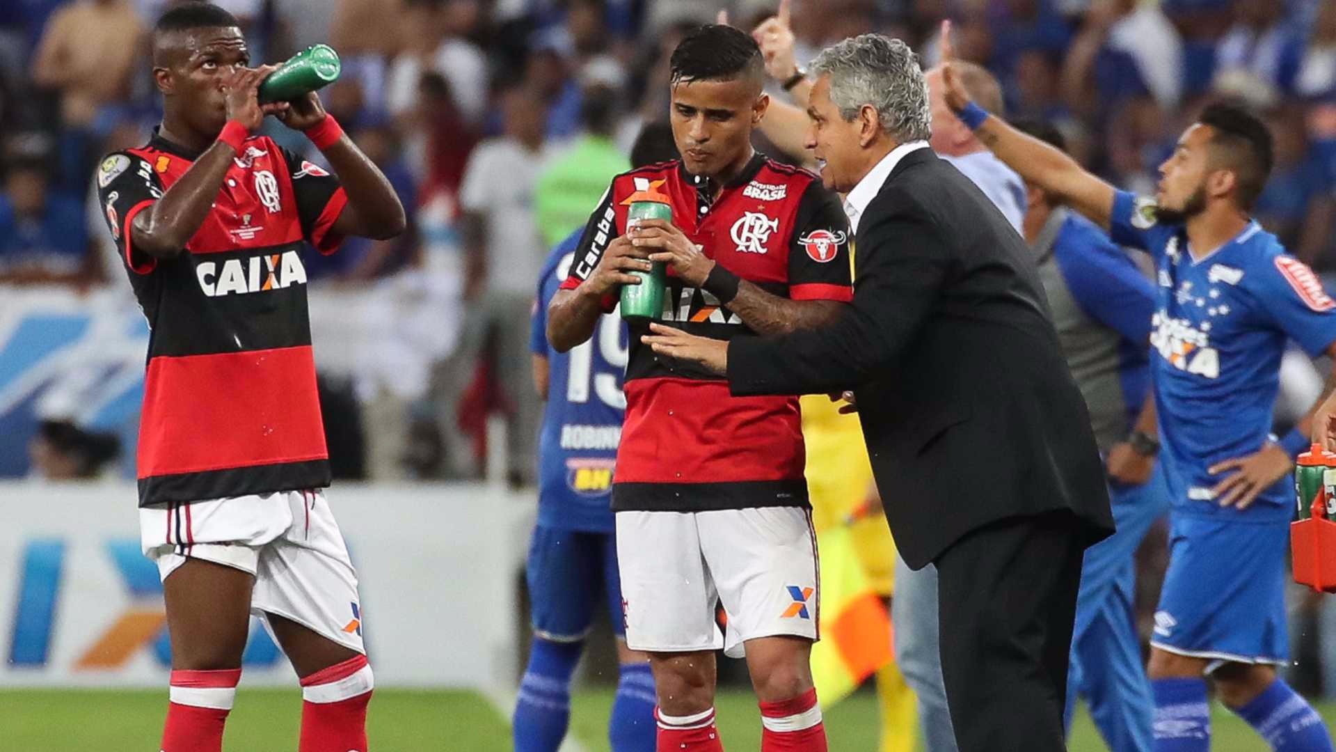 'Sem goleiro', Flamengo tem 20 dias para resolver dilema Divulgação