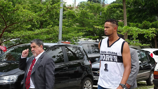 Justiça tem 31,6 mil processos de presos como o do goleiro Bruno Bruno chega ao Fórum de Santa Luzia, acompanhado do advogado. Ele se apresentou à Justiça após sua soltura pelo STF (Foto: Raquel Freitas)