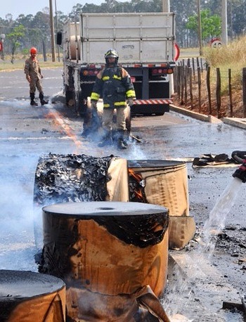 Carga de papel pega fogo, se espalha pela BR-163 e causa congestionamento divulgação