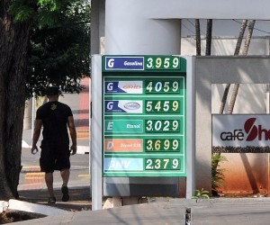 Preços dos combustíveis têm tido aumentos consecutivos e semanais por parte da Petrobras e gasolina sofre o maior impacto, sendo cotada a até R$ 3,95 - Valdenir Rezende