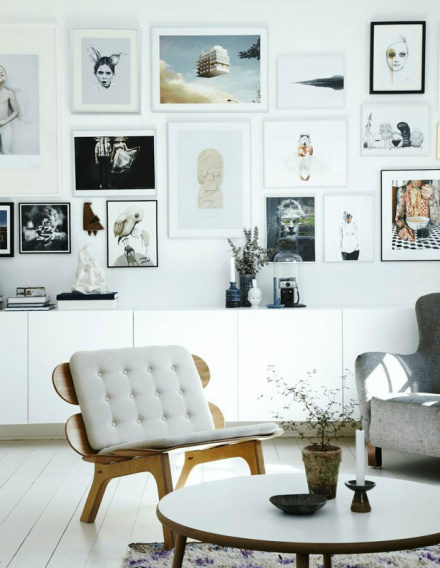 Décor do dia: painel de fotos na sala branca Décor do dia: painel de fotos na sala branca