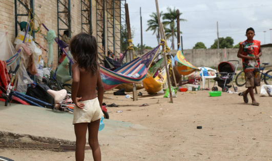 “Na Venezuela não há comida, mas no Brasil sim”: a nova fuga da fome na fronteira do norte Indígenas venezuelanos no abrigo improvisado em Boa Vista. LEONARDO COSTA