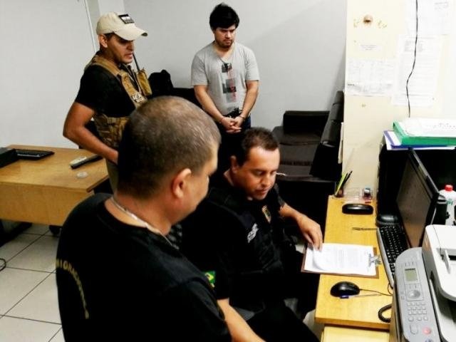 Momento em que traficante brasileiro (camiseta cinza) era entregue a policiais brasileiros - Crédito: (ABC Color)
