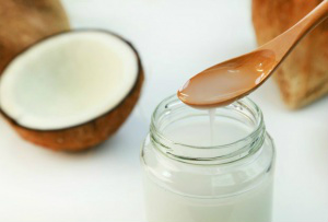 Óleo de coco: 8 maneiras surpreendentes de usar o ingrediente a favor da beleza Ele deixa o cabelo, a pele e a boca mais bonitos- Foto: THINKSTOCK