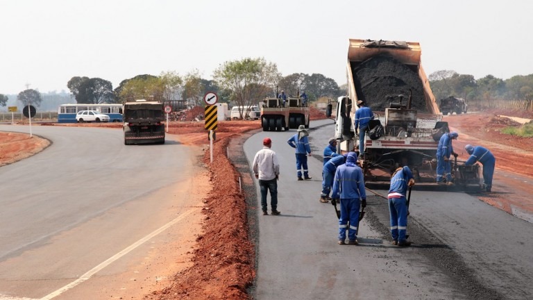 Prefeitura conclui pavimentação de rotatória do macroanel na MS-080 Denilson Secreta