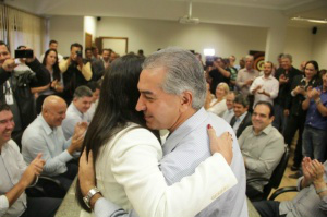 Governador e vice-governadora; Reinaldo repassou comando do Estado para Rose Modesto. (Foto: Marcos Ermínio)