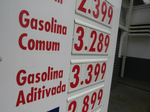 Gasolina já é vendida ao preço de R$ 3,39 em Dourados Em outros estabelecimentos o valor da gasolina comum ainda continua o mesmo - Foto: Rodrigo Bossolani