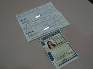 Lâminas de cheque foram apreendidas com a mulher - Foto: Osvaldo Duarte