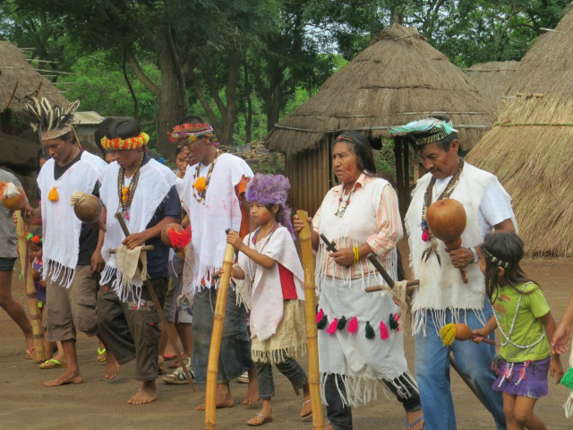 Para suprir lacuna, turismo étnico é lançado em Dourados Turistas são recebidos por indígenas e suas danças e rezas - Fotos: Adriano Moretto