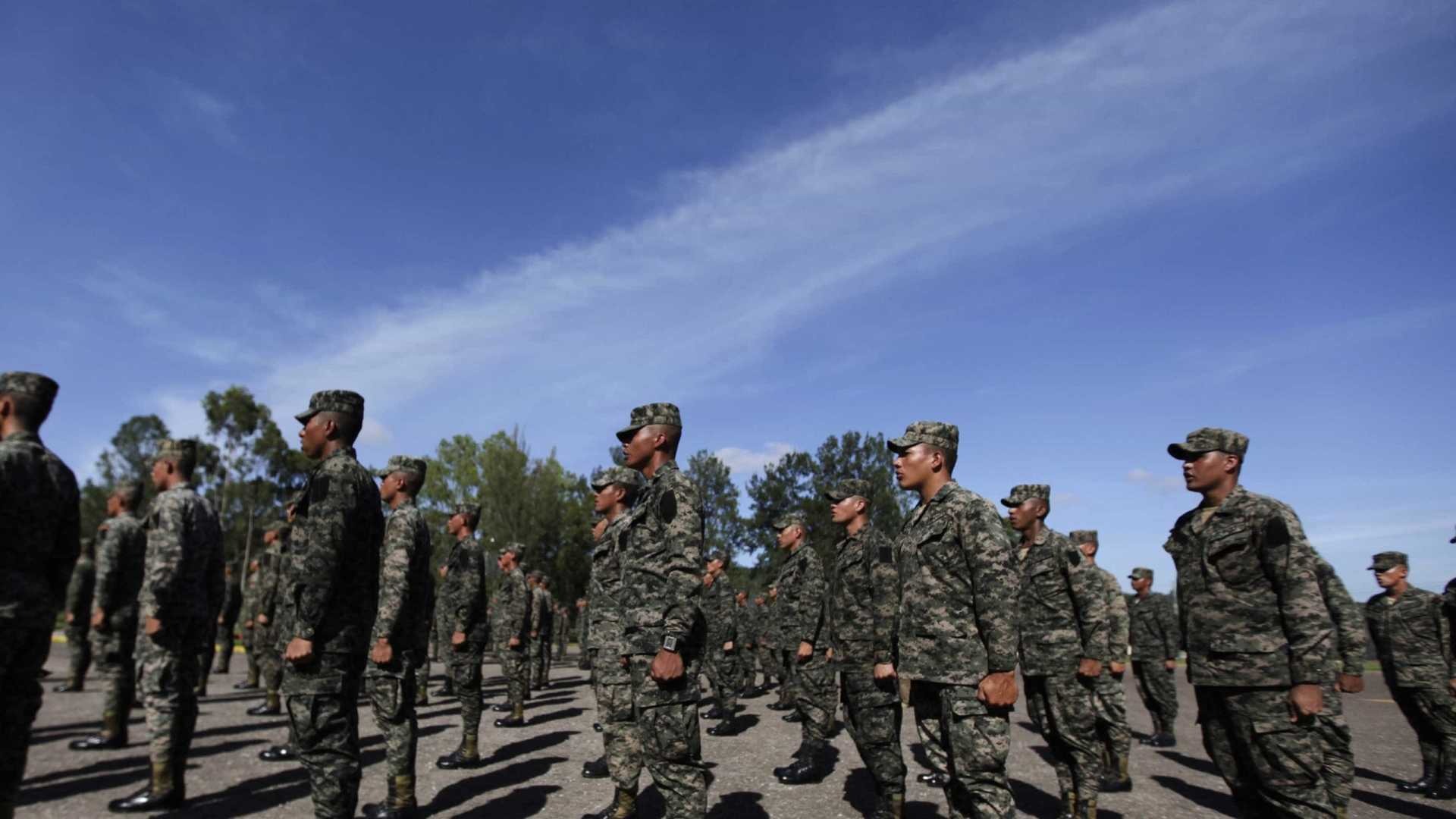 Homens transexuais precisam fazer alistamento militar, diz Ministério Reuters