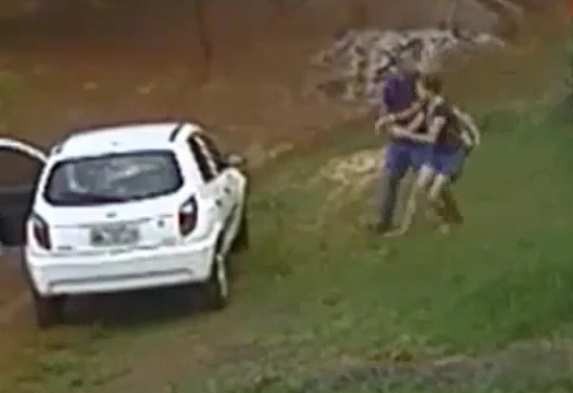 Adolescente salta de carro em movimento para fugir de tentativa de sequestro em Campo Grande Adolescente salta de carro em movimento para fugir de tentativa de sequestro em Campo Grande