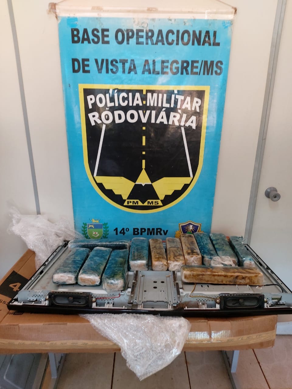 Mineiro é flagrado com 13 tabletes de maconha escondidos em TV